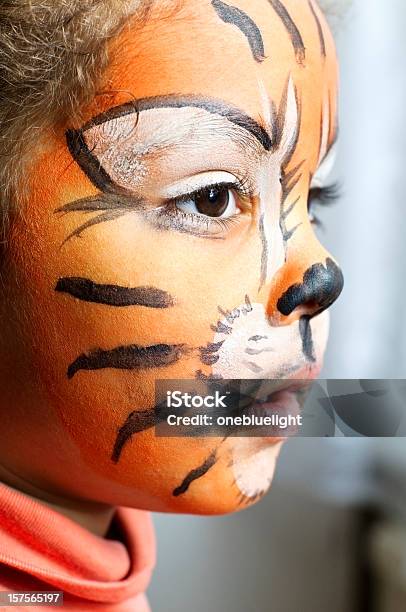 Bambino Con La Pittura Del Viso Tigre Sognare Ad Occhi Aperti - Fotografie stock e altre immagini di 2-3 anni
