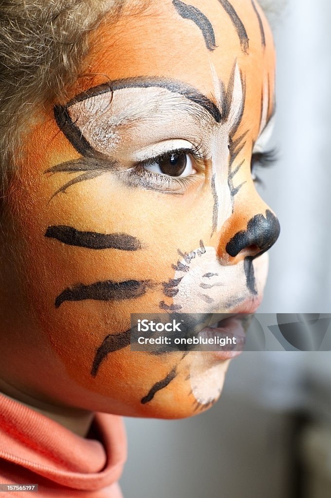 Criança com o Tigre Tinta Facial daydreaming - Royalty-free 2-3 Anos Foto de stock