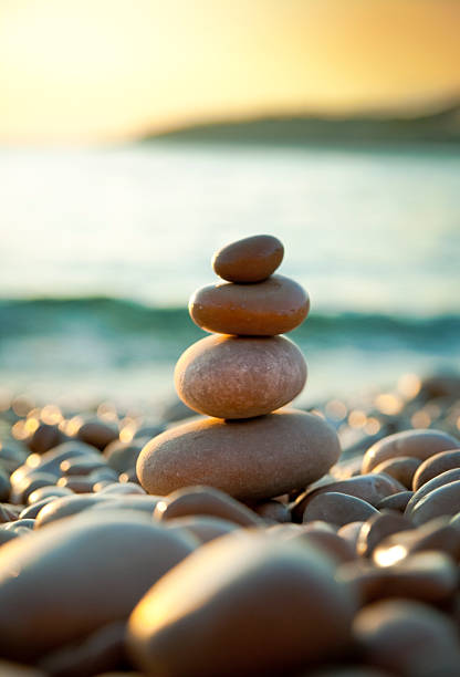 galet de plage - balancing stones photos et images de collection