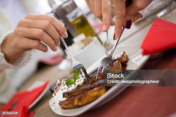 Comer Juntos - Fotografias de stock e mais imagens de Adulto - Adulto, Almoço, Assado no Forno