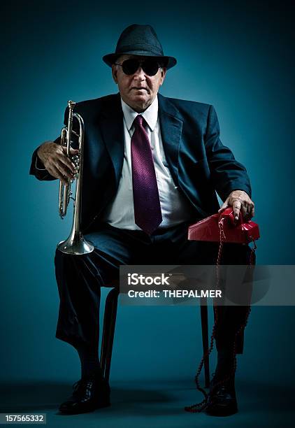 Vecchio Musicista Jazz In Attesa Di Una Chiamata - Fotografie stock e altre immagini di Tromba - Tromba, Uomini, Abbigliamento elegante