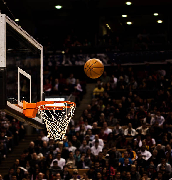 basketball in der nähe von net mit basketball hoop - basketballkorb stock-fotos und bilder