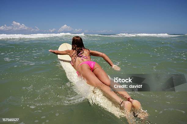 Surfer Mädchen Paddeln Stockfoto und mehr Bilder von Aktiver Lebensstil - Aktiver Lebensstil, Bikini, Brandung