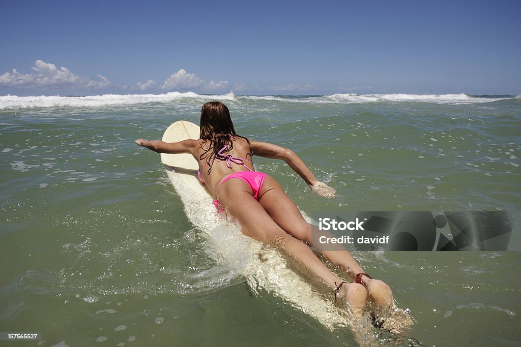 Fille de surfeur pagayer départ - Photo de Adolescent libre de droits