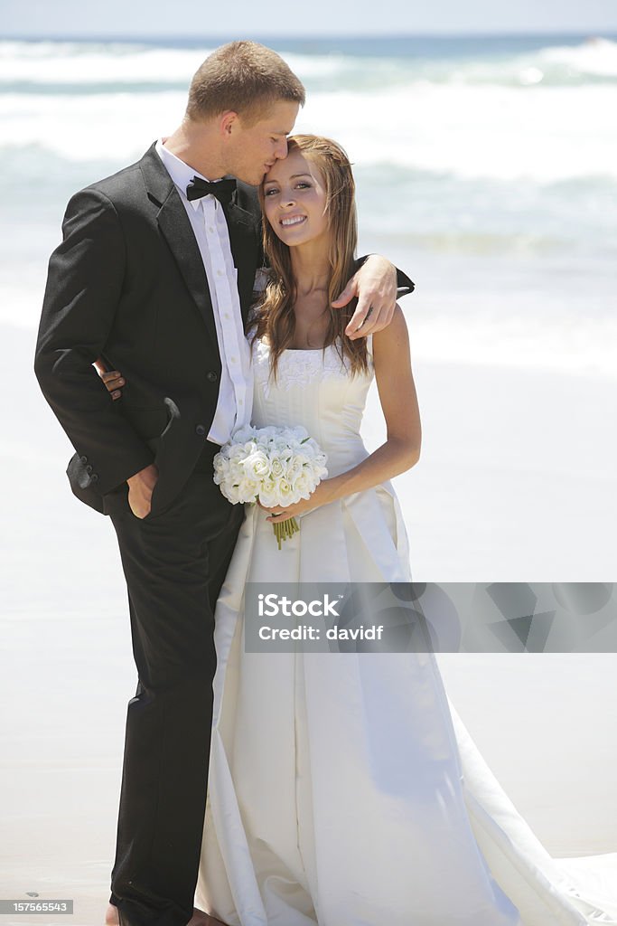 Casamento na praia casal - Foto de stock de Abraçar royalty-free