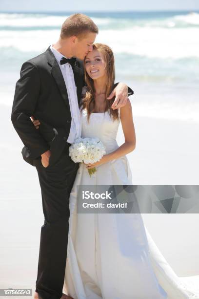 Foto de Casamento Na Praia Casal e mais fotos de stock de Abraçar - Abraçar, Adulto, Amor