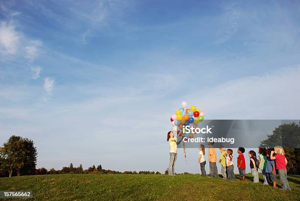 Niños Esperando En Línea Para Los Globos Al Aire Libre Foto de stock y más banco de imágenes de 14-15 años