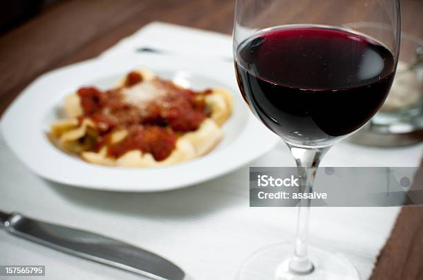 Copo De Vinho Tinto - Fotografias de stock e mais imagens de Massa - Alimento Básico - Massa - Alimento Básico, Vinho, Bebida Alcoólica