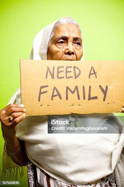 노숙자 선임 인도어 여자 성녀 Female 조모 수직분사 80-89세에 대한 스톡 사진 및 기타 이미지 - 80-89세, 가족, 개념과 주제