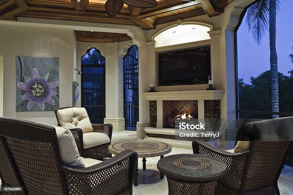 Fireside sulla veranda - Foto stock royalty-free di Televisore