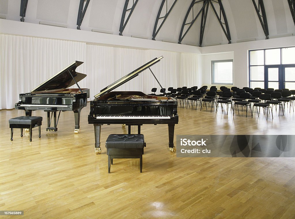 Zwei pianos vor leeren Stühlen - Lizenzfrei Klavier Stock-Foto