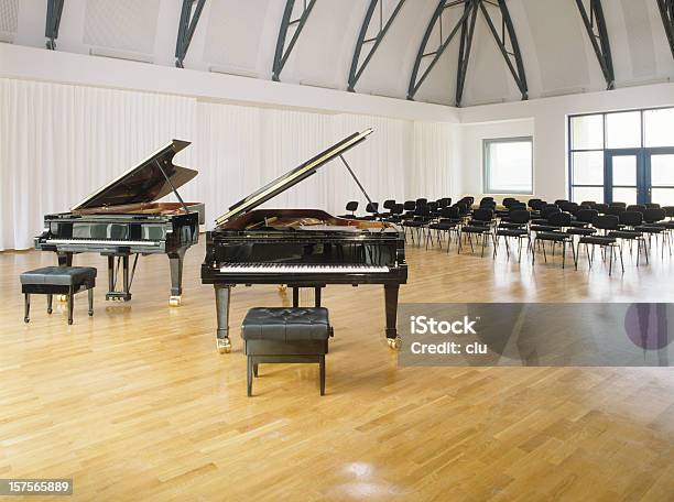 Zwei Pianos Vor Leeren Stühlen Stockfoto und mehr Bilder von Klavier - Klavier, Zwei Gegenstände, Bühne