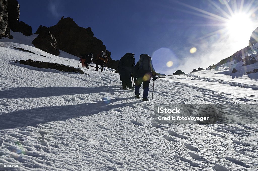 Alpinismo nieve Cumbre sunburst alta altitud montañismo adventure - Foto de stock de Montaña libre de derechos