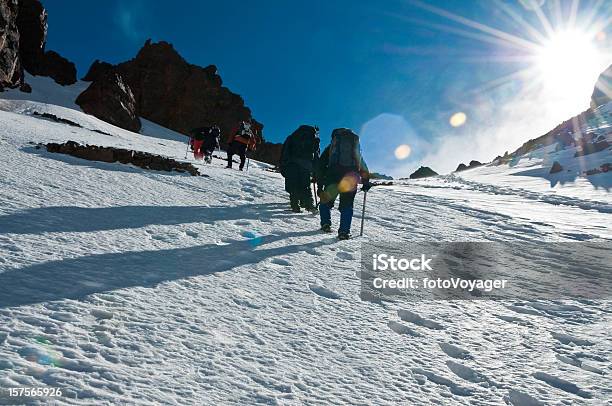 Alpinismo Nieve Cumbre Sunburst Alta Altitud Montañismo Adventure Foto de stock y más banco de imágenes de Montaña