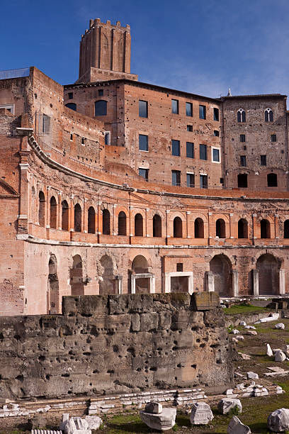 foro de trajano en la antigua roma, italia - traiani fotografías e imágenes de stock