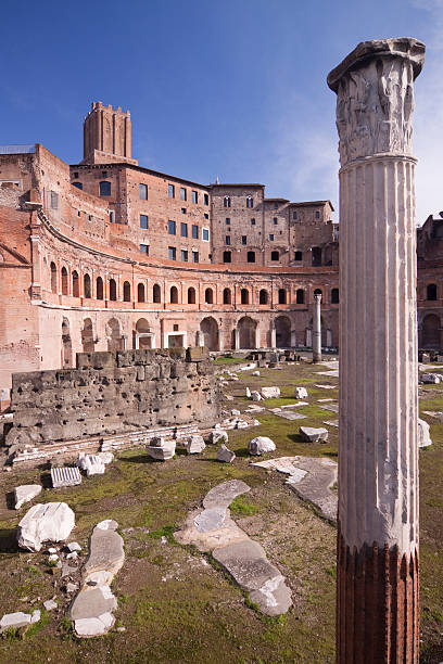 trajansforum im alten rom, italien - traiani stock-fotos und bilder