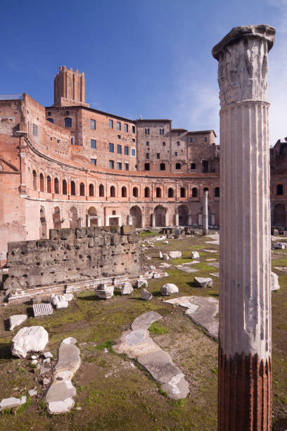 trajan's форума в древний рим, италия - traiani стоковые фото и изображения