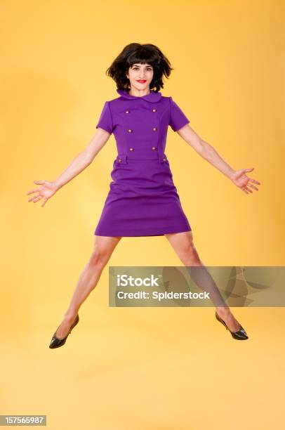 Foto de Mulher Elegante Em Vestido Retrô De Salto e mais fotos de stock de 1970-1979 - 1970-1979, 20-24 Anos, Adulto