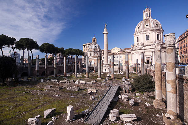 trajan's форума в древний рим, италия - traiani стоковые фото и изображения