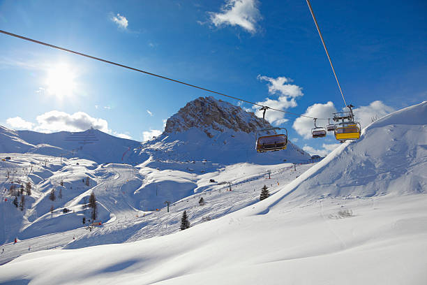 горнолыжные склоны - dolomites ski lift winter ski track стоковые фото и изображения