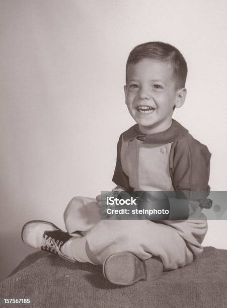 Vintage Retrato De Jovem Rapaz - Fotografias de stock e mais imagens de 1960-1969 - 1960-1969, Criança, Fotografia - Arte e Artesanato