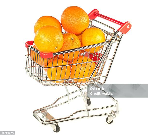 Zakupy Orangeeinkaufswagen Mit Orangen - zdjęcia stockowe i więcej obrazów Koszyk sklepowy - Koszyk sklepowy, Pełny, Pomarańcza