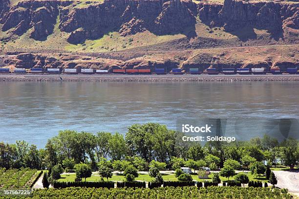 Orchards Trailers E Treina Em Estado De Washington - Fotografias de stock e mais imagens de Afloramento