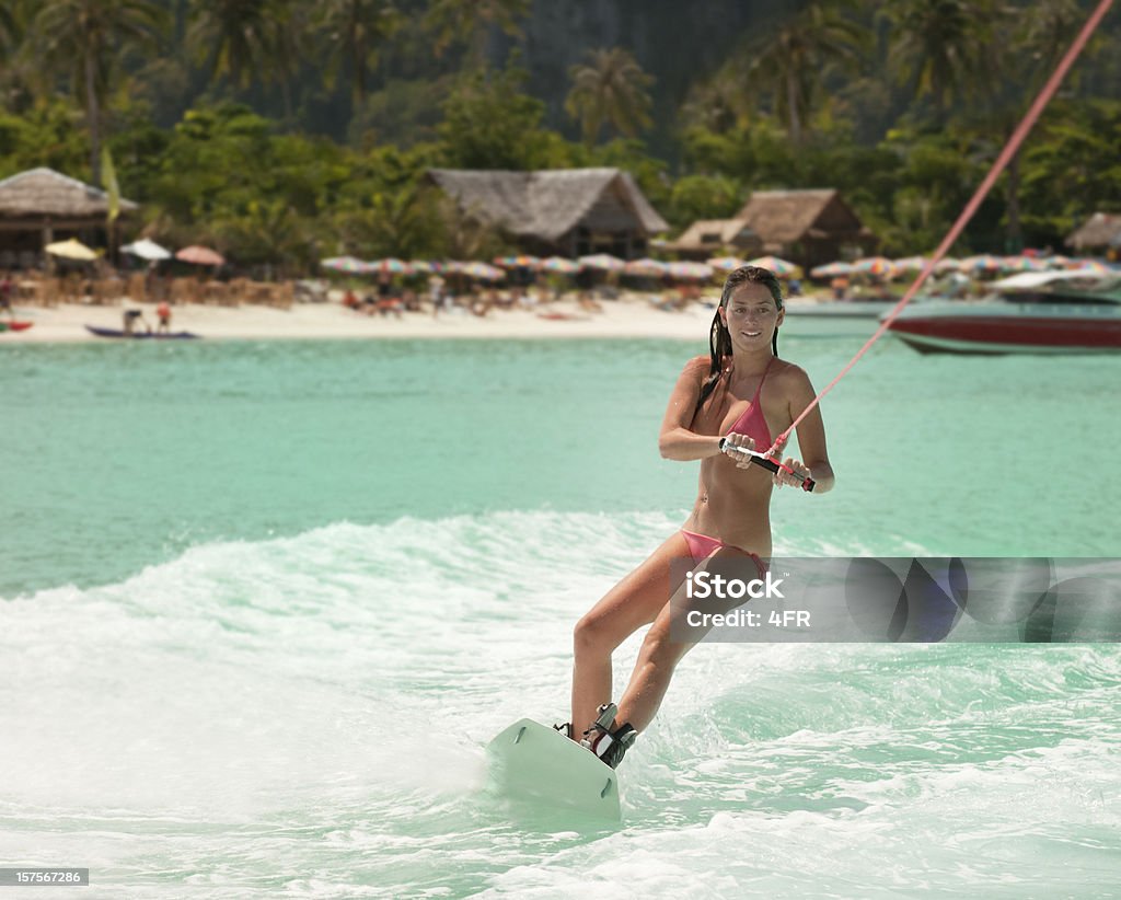 Wakeboarding am tropischen Gewässern (XXXL - Lizenzfrei Wasserskifahren Stock-Foto