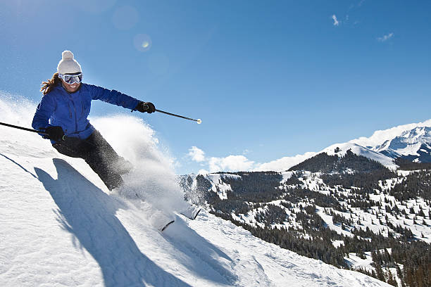 donna sci nella neve farinosa - skiing powder snow snow telluride foto e immagini stock