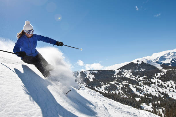 feminino de esqui na neve em pó - colorado skiing usa color image - fotografias e filmes do acervo