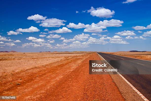 Outbacklandschaft Mit Gerade Road Stockfoto und mehr Bilder von Pilbara-Nationalpark - Pilbara-Nationalpark, Natur, Australisches Buschland