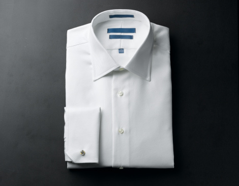 Primer plano de un caballero camisetas blancas photo