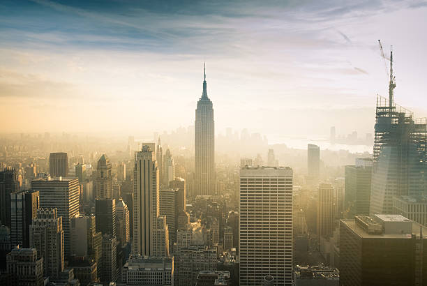 paysage urbain de la ville métropolitaine de new york - smog photos et images de collection