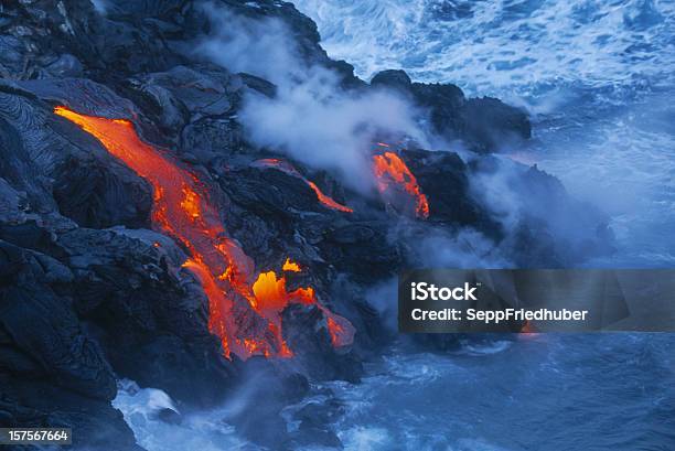 Flusso Di Hawaii Lava Che Scorre Nelloceano - Fotografie stock e altre immagini di Big Island - Isola di Hawaii - Big Island - Isola di Hawaii, Parco Nazionale dei Vulcani delle Hawaii, Isole Hawaii