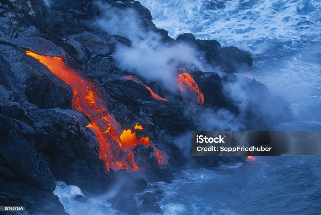 溶岩流に流れるハワイの海 - ハワイ火山国立公園のロイヤリティフリーストックフォト