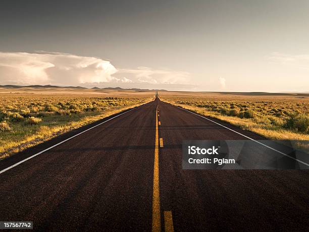 Strada Nel Nuovo Messico Usa - Fotografie stock e altre immagini di Ambientazione esterna - Ambientazione esterna, Asfalto, Autostrada