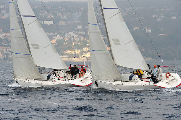 segelboote rennen auf der regatta - rope rigging nautical vessel day stock-fotos und bilder