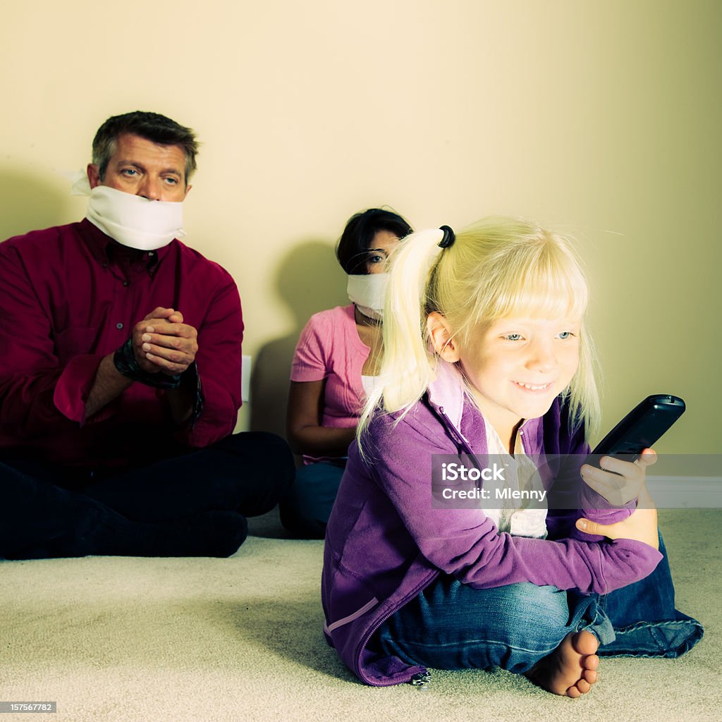 Perte de contrôle-petite fille en regardant la télévision. - Photo de Espièglerie libre de droits