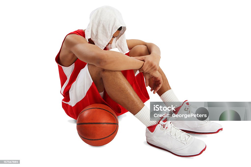 Épuisé Basketball isolé sur blanc - Photo de Joueur de basket-ball libre de droits