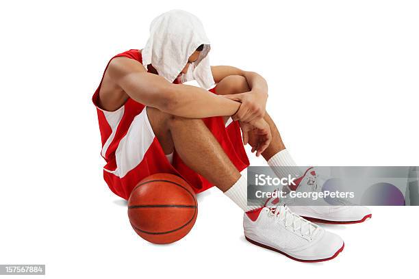 Photo libre de droit de Épuisé Basketball Isolé Sur Blanc banque d'images et plus d'images libres de droit de Joueur de basket-ball - Joueur de basket-ball, Tristesse, Basket-ball