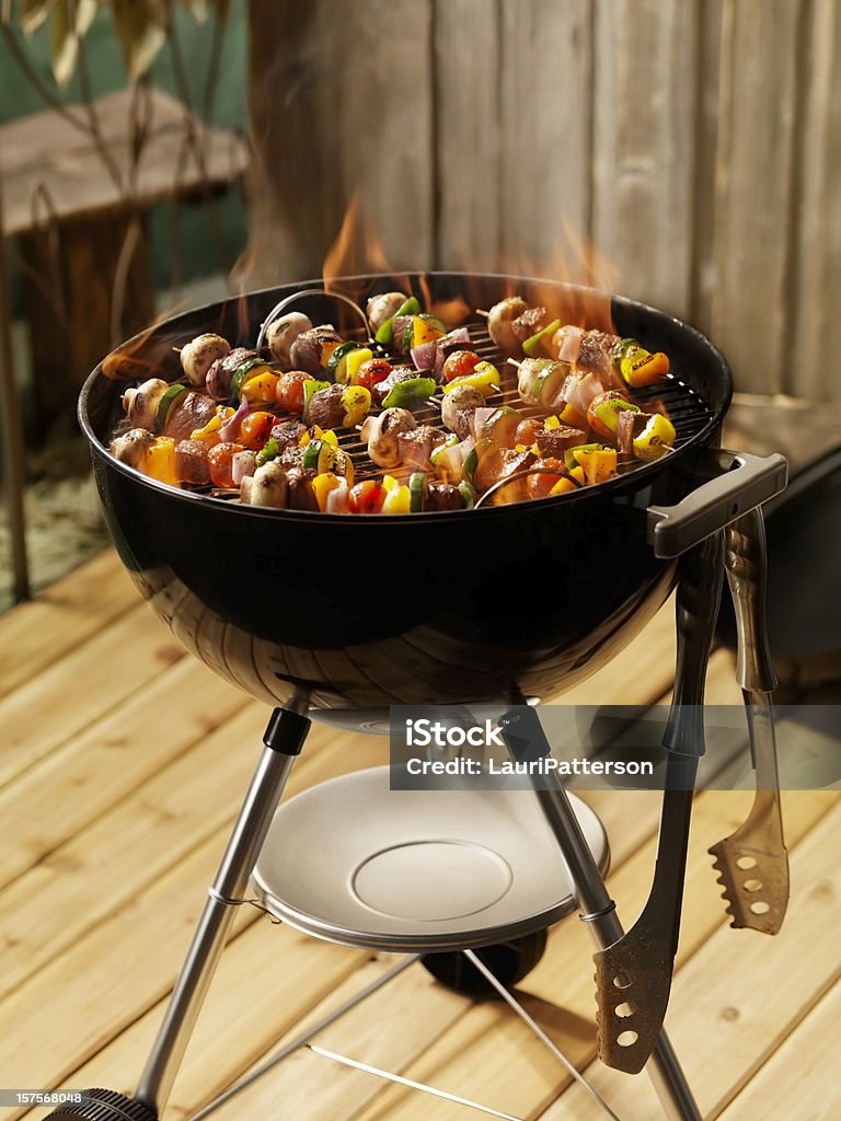 Rindfleisch und Gemüse Kabobs auf Holzkohle-Grill - Lizenzfrei Gartengrill Stock-Foto