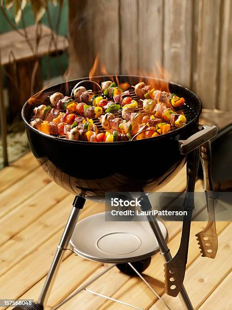 Rindfleisch Und Gemüse Kabobs Auf Holzkohlegrill Stockfoto und mehr Bilder von Gartengrill - Gartengrill, Grill-Zubereitung, Kohle