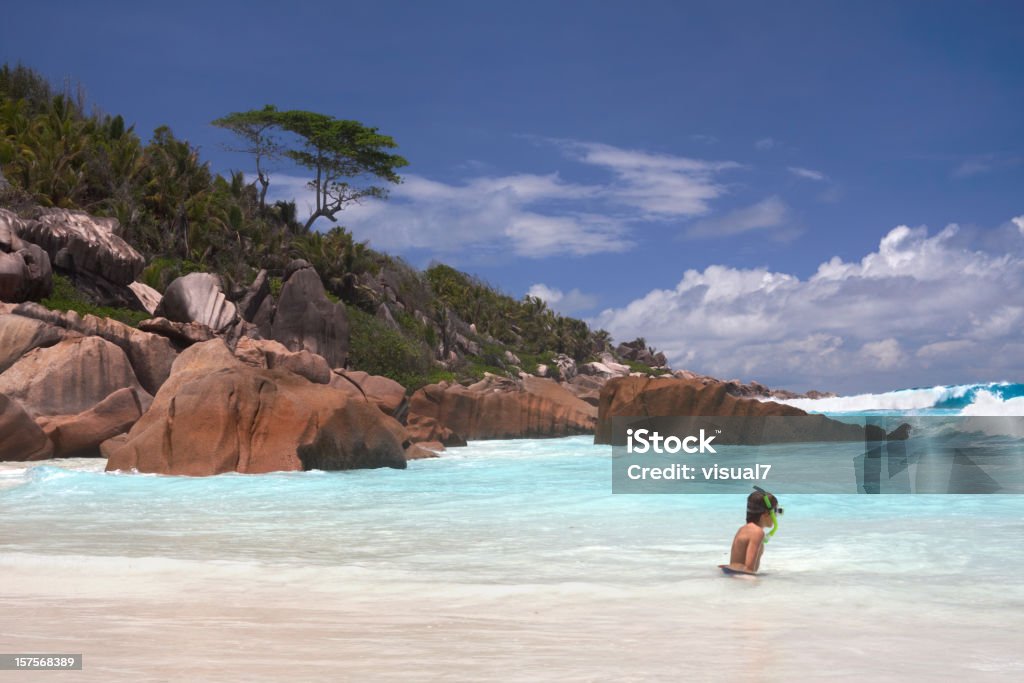 Petit garçon dans un paradis beach, seychelles - Photo de 8-9 ans libre de droits