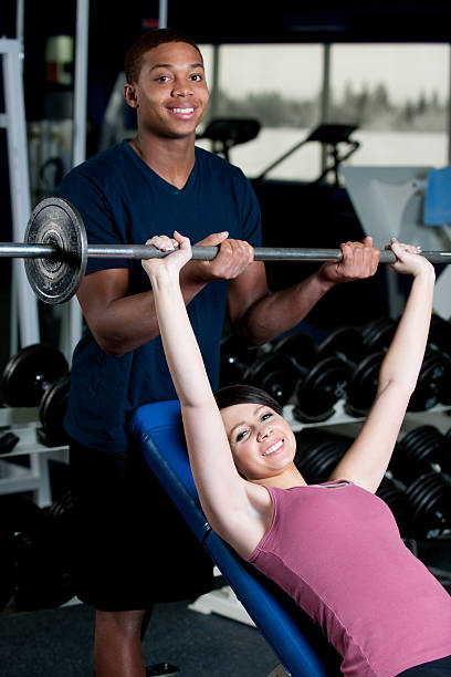 siłownia trening - women weight bench exercising weightlifting zdjęcia i obrazy z banku zdjęć