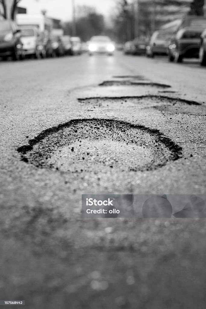 Pothole, 검은색과 백인- 선택적 집중입니다 - 로열티 프리 도로 구멍 스톡 사진