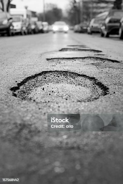 Pothole Czarny I Białyselektywna Głębia Ostrości - zdjęcia stockowe i więcej obrazów Dziura w drodze - Dziura w drodze, Miasto, Asfalt