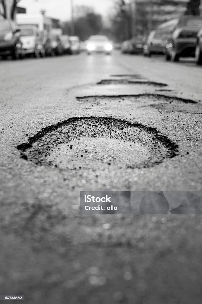 Pothole, черный и белый-Выборочная фокусировка - Стоковые фото Котловина роялти-фри