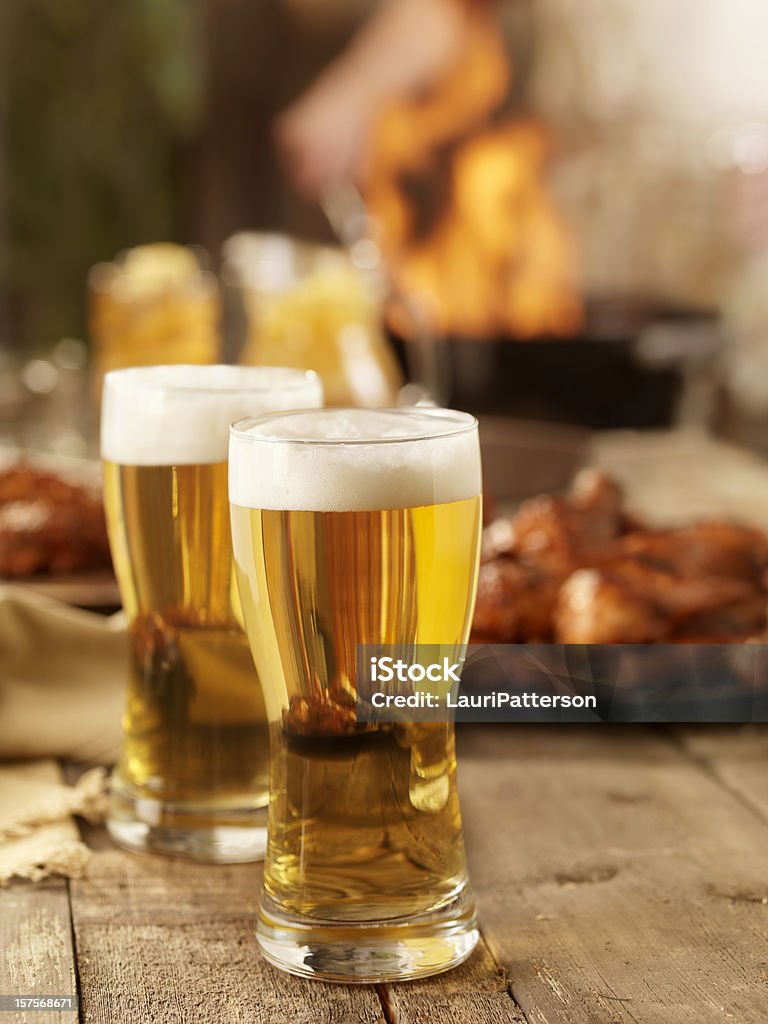 Piwo i grillowanie kurcząt - Zbiór zdjęć royalty-free (Piwo)