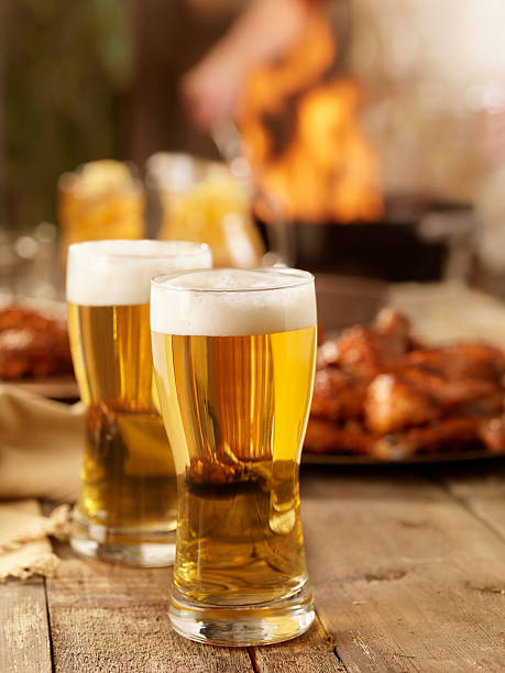 cerveja e frango bbq - grilled chicken chicken barbecue fire imagens e fotografias de stock