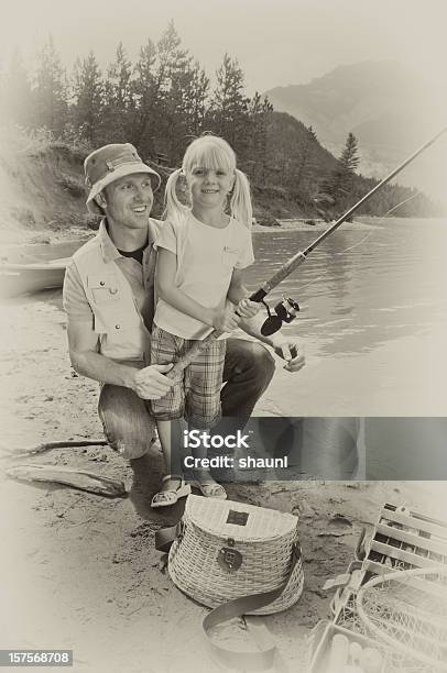 Ensinarme Para Peixe - Fotografias de stock e mais imagens de Estilo retro - Estilo retro, Pesca, Pai
